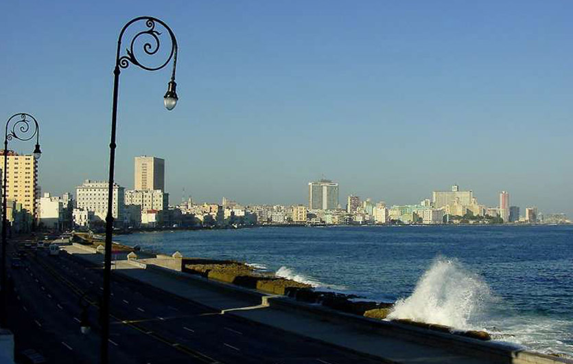 Wellen am Malecon Havanna Kuba