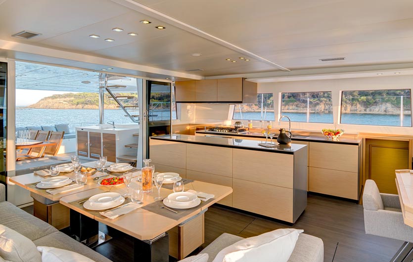 Lagoon 620 Küche und Salon