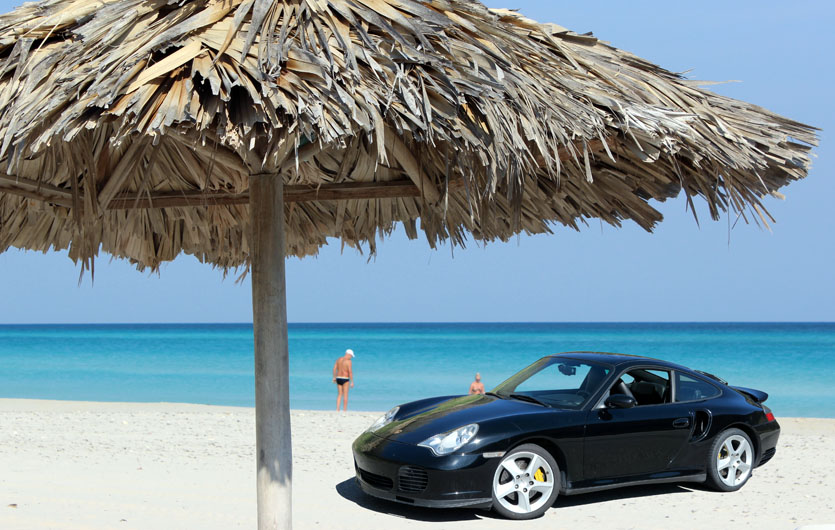 Porsche am Strand von Varadero Kuba