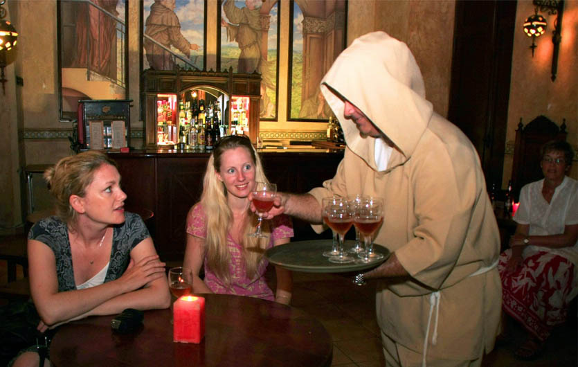 Los Frailes Havanna In der Bar bedient der "Mönch" 