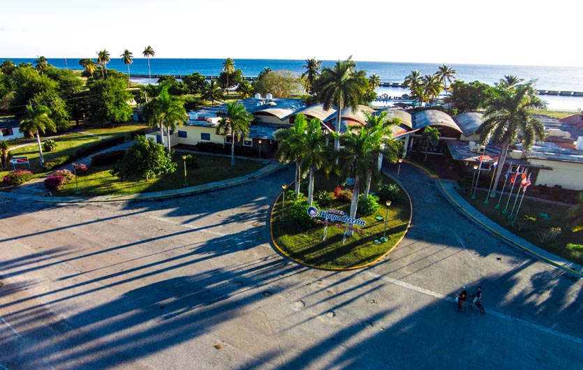 Playa Giron Halbinsel Zapata Hoteleingang 