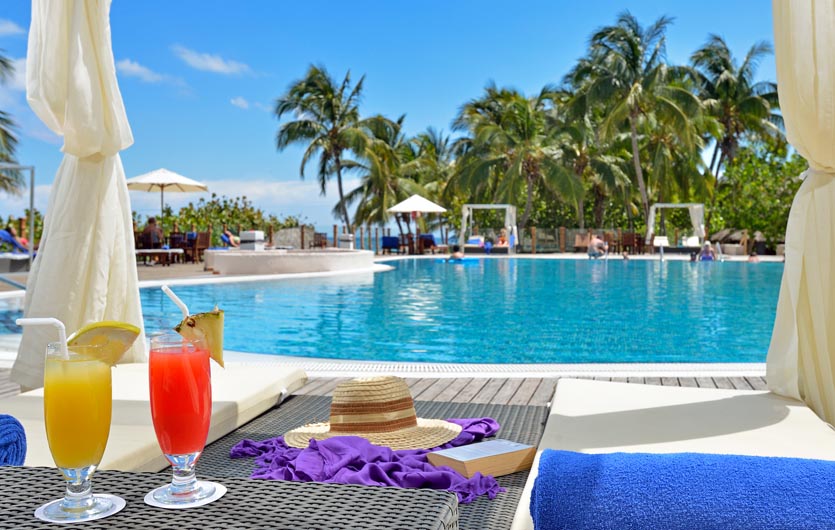 ... ob man zuerst am Pool einen Drink nimmt ...